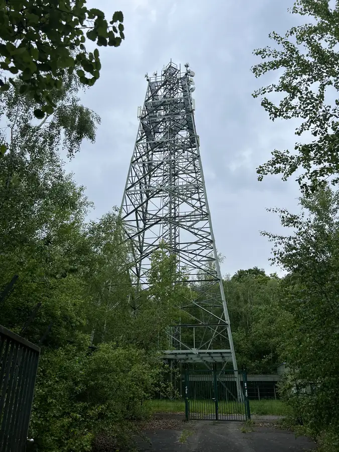 Der Stahlträgerturm der ehemaligen Raketenstation Thum, heute grau gestrichen und von einem Mobilfunkbetreiber genutzt