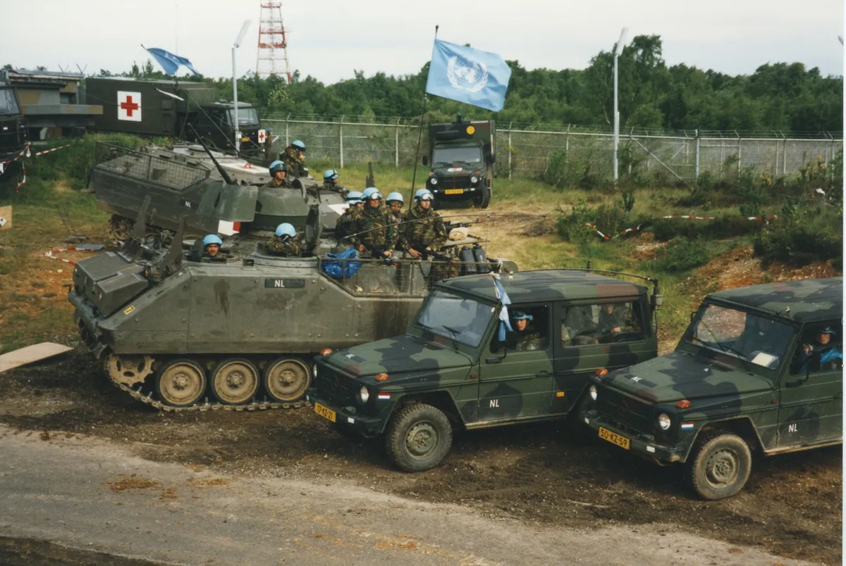 UN-Fahrzeuge der niederländischen Limburgse Jagers auf dem Gelände der Raketenstation Thum, mit dem noch rot-weiß gestrichenen Stahlträgerturm im Hintergrund, 10. Mai 1995